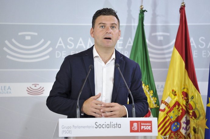 El diputado del PSOE en la Asamblea de Extremadura Felipe Redondo en rueda de prensa