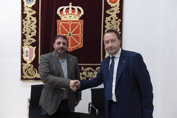 El presidente del Parlamento de Navarra, Unai Hualde, y el rector de la Universidad Pública de Navarra, Ramón Gonzalo, firman el convenio de colaboración entre ambas instituciones para el año 2022.