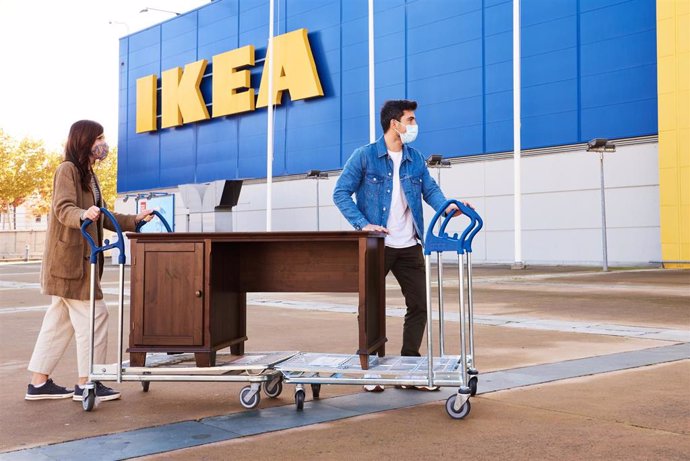 Archivo - Una pareja, con un mueble en el exterior de Ikea