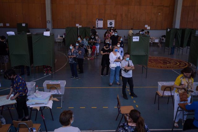 Archivo - Colegio electoral de Santiago durante las elecciones de Chile en noviembre de 2020