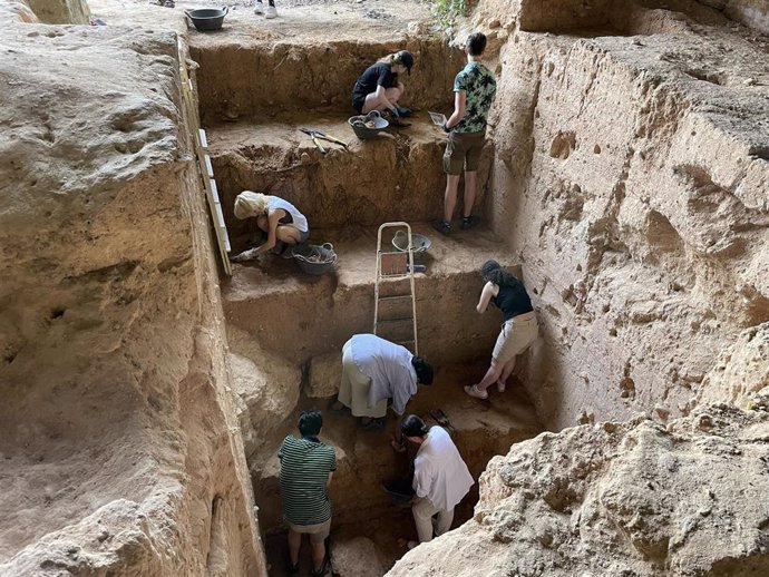 Profesores, científicos y estudiantes de distintos países del mundo se dan cita en el yacimiento arqueológico de 'La Cueva Negra', localizado en el Sitio Histórico Estrecho de La Encarnación, en Caravaca de la Cruz (Murcia)