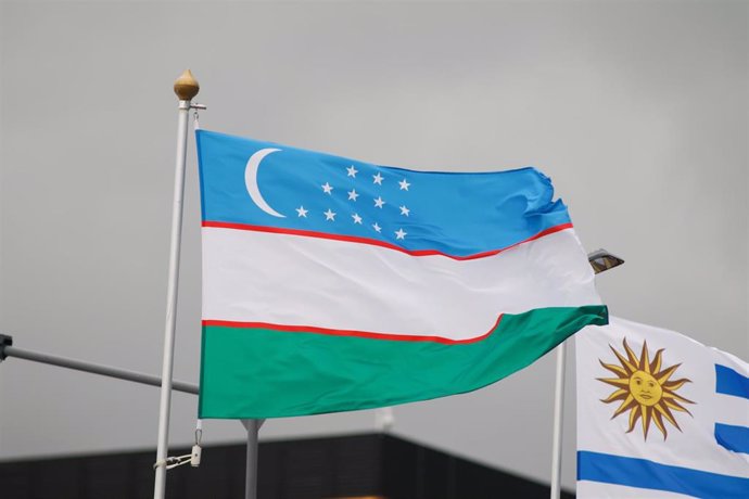 Bandera de Uzbekistán en un foro económico en San Petersburgo