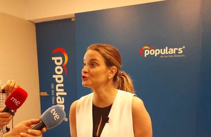 La presidenta del PP en Baleares, Marga Prohens, durante la rueda de prensa.