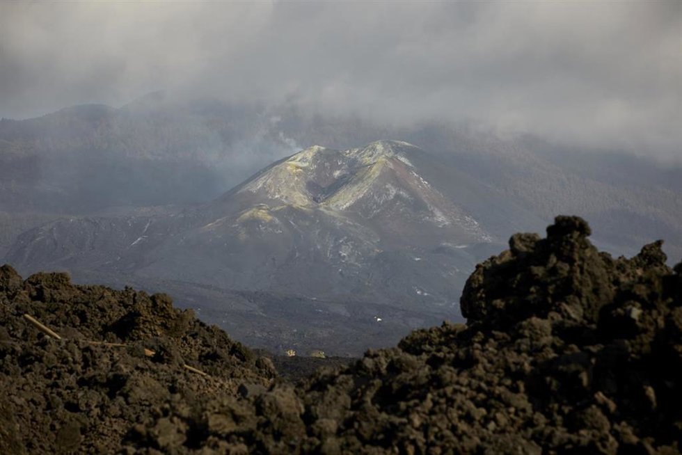 Archivo - Vista del Cumbre Vieja desde la vía LP-213, de la carretera de Puerto Naos