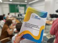 El Hospital Clínico de Málaga presenta una guía pionera para pacientes y familias afectados por pseudoxantoma elástico