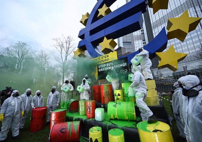 Archivo - Activists of the "Koala Kollektiv" douse barrels with green paint during a demonstration in front of the Euro-Sculpture in Frankfurt.