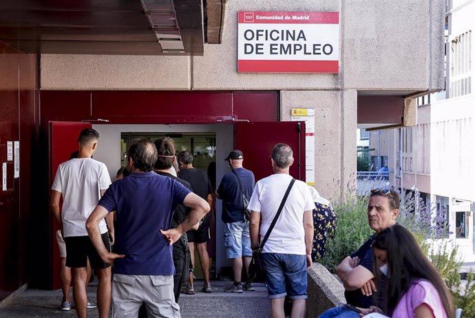 Varias personas esperan para entrar en la oficina de desempleo de Azca.