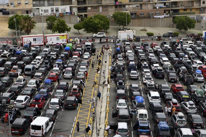 Numerosos coches esperan en la zona de embolsamiento de Loma Colmenar para pasar por la frontera del Tarajal, de Ceuta a Marruecos, el pasado 2 de julio
