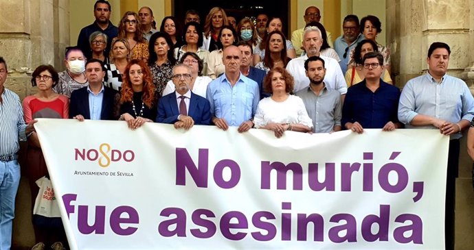 Minuto de silencio en el Ayuntamiento de Sevilla por el crimen machista de Dos Hermanas.