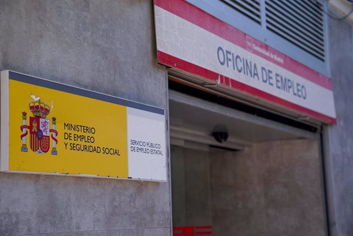 Puerta de la oficina de desempleo de Aluche, a 4 de julio de 2022, en Madrid (España).