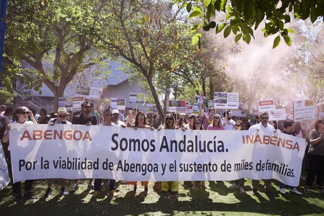 Varias personas portan un pancarta durante la concentración de los trabajadores de Abengoa en la consejería de Economía, a 30 de junio de 2022 en Sevilla (Andalucía, España)