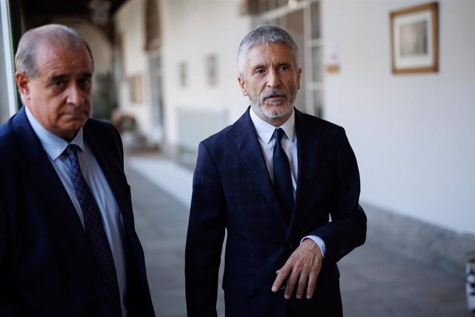 El ministro de Interior, Fernando Grande-Marlaska, con el director de la Policía, Francisco Pardo, en la inauguración de un curso de verano en San Lorenzo de El Escorial 