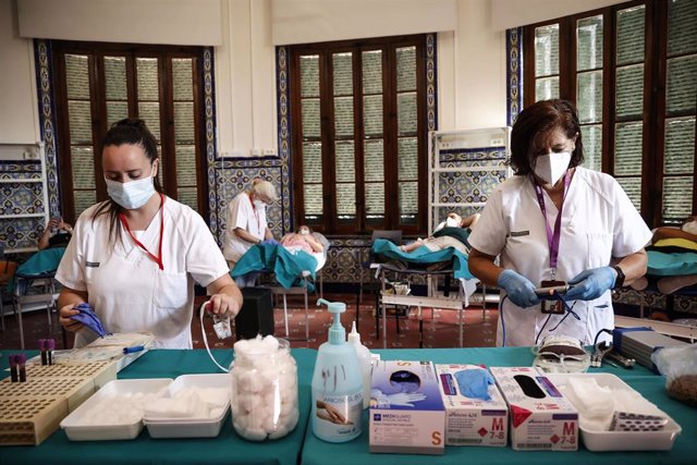 Dos enfermeras tras realizar una extracción de sangre durante la presentación de la campaña de verano de donación de sangre, en el Hospital Malvarrosa, a 29 de junio de 2022, en Valencia, Comunidad Valenciana (España). La campaña ha sido organizada por el