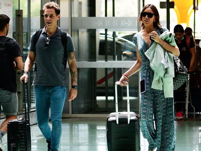 Patricia Pardo y Christian Galvéz, en el aeropuerto de Madrid para dar comienzo a sus vacaciones de verano