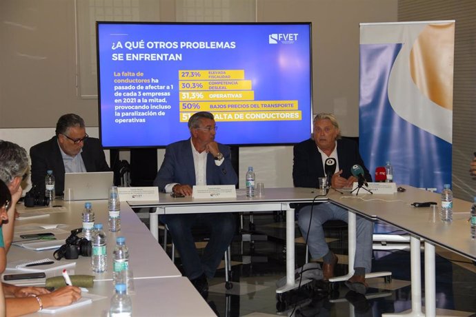 Rueda de prensa de FVET, con  el presidente de la FVET, Carlos Padres; el vicepresidente, Juan Ortega, y el secretario general de la patronal, Carlos García.