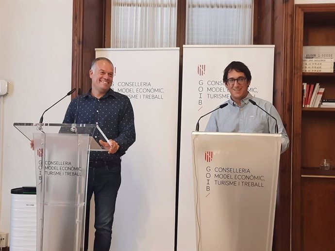 El conseller Iago Negueruela junto con el director general de Modelo Económico y Empleo, Lloren Pou, antes de empezar la rueda de prensa.