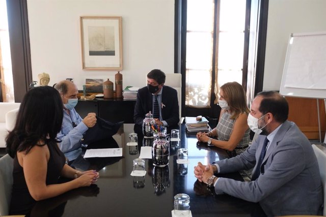 Imagen de archivo de una reunión del vicepresidente y consejero de Justicia en funciones, Juan Marín, con la Asociación Andaluza de Víctimas del Terrorismo.