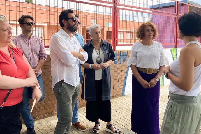 La parlamentaria andaluza electa Adela Castaño (PSOE-A) se reúne con el AMPA del CEIP 'Ángel Gavinet' de Sevilla.