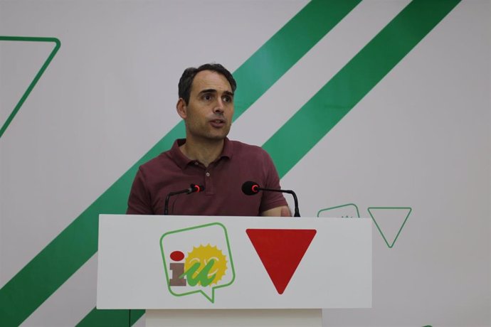 El coordinador general de IU Andalucía, Toni Valero, en rueda de prensa en Málaga este lunes.