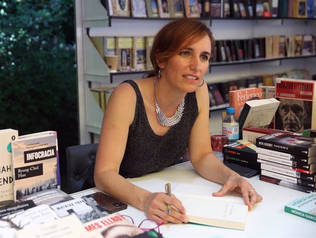 Archivo - La portavoz de Más Madrid en la Asamblea, Mónica García, firma libros en una caseta de la Feria del Libro 2022, en el Parque de El Retiro, a 29 de mayo de 2022, en Madrid (España). 