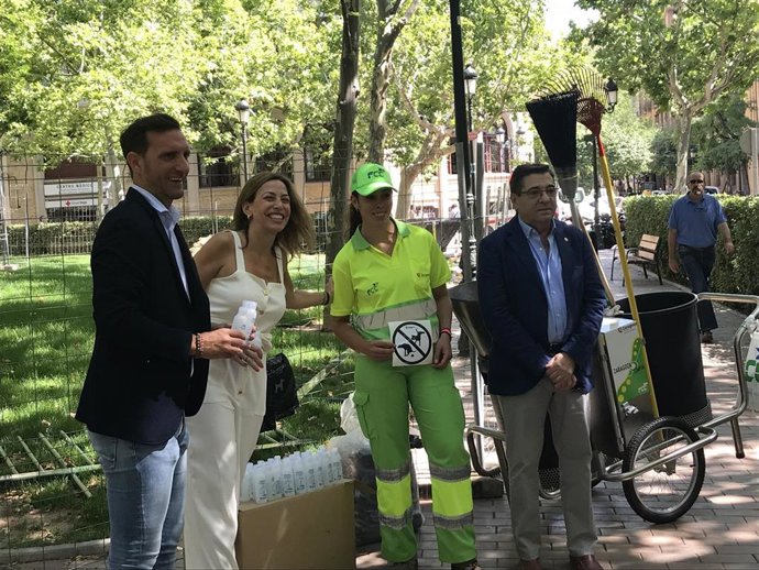 El Ayuntamiento de Zaragoza distribuye 50.000 botellitas para limpiar los orines de las mascotas y apela al civismo