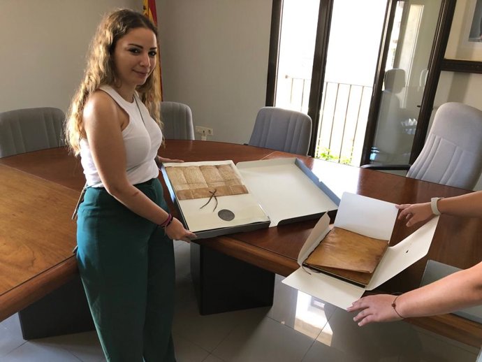 Entrega de documentos restaurados por la Diputación dE Cáceres