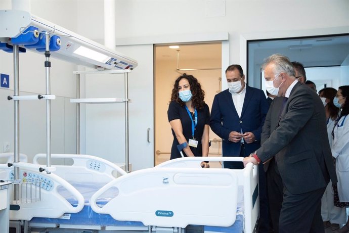El presidente de Canarias, Ángel Víctor Torres, inspecciona el nuevo edificio polivalente del Hospital de La Candelaria