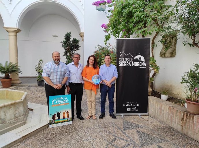 La delegada de Turismo de la Diputación de Córdoba, Inmaculada Silas, junto a los presidentes de los GDR del norte de la provincia.