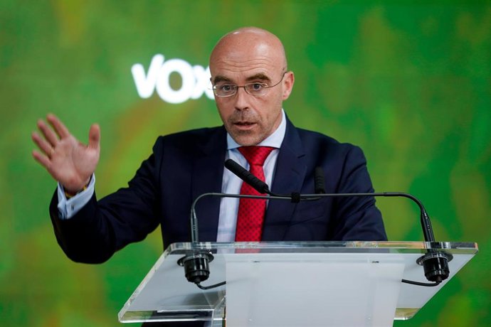 Archivo - El vicepresidente primero de Acción Política y eurodiputado de VOX, Jorge Buxadé, durante una rueda de prensa posterior al Comité de Acción Política del partido, a 14 de junio de 2021, en Madrid, (España). Durante su comparecencia, Buxadé ha a