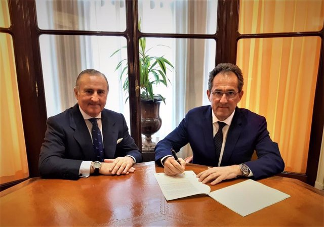 Firma del acuerdo con Windar Renovables en la sede del Banco Sabadell en Oviedo entre el presidente ejecutivo de Windar, Orlando Alonso, y el director general adjunto de Banco Sabadell, Pablo Junceda.