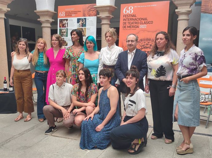 Autoras y elenco de 'Safo', encabezadas por Marta Pazos, Christina Rosenvinge y María Folguera, acompañadas por el director del Festival de Mérida, Jesús Cimarro, y las representantes de la Junta y el ayuntamiento, Míriam García Cabezas y Carmen Yáñez