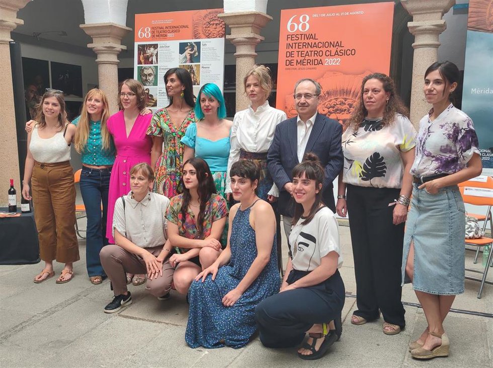 Autoras y elenco de 'Safo', encabezadas por Marta Pazos, Christina Rosenvinge y María Folguera, acompañadas por el director del Festival de Mérida, Jesús Cimarro, y las representantes de la Junta y el ayuntamiento, Míriam García Cabezas y Carmen Yáñez