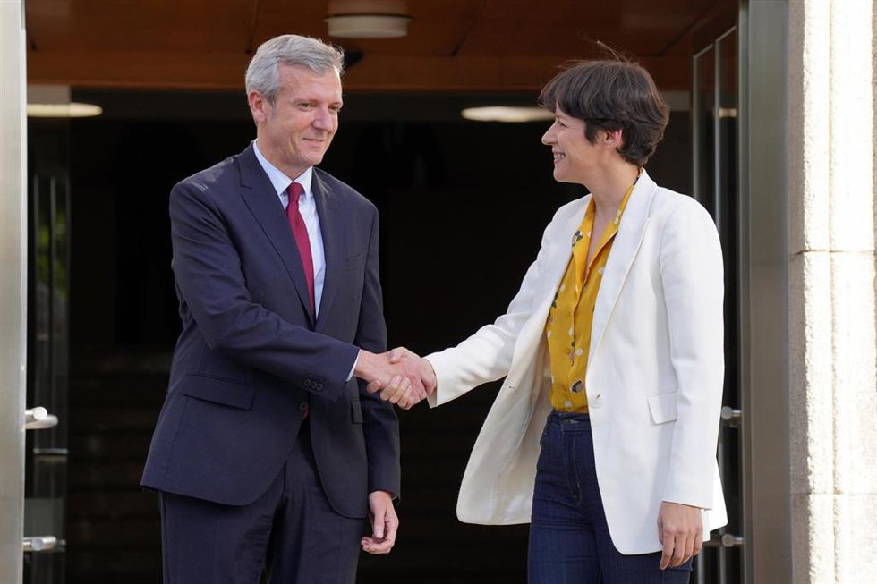 El presidente de la Xunta de Galicia, Alfonso Rueda, y la portavoz nacional del BNG, Ana Pontón, se saludan a su llegada a una reunión, a 6 de junio de 2022, en Santiago de Compostela, A Coruña, Galicia (España). Rueda quiere aprovechar este encuentro p