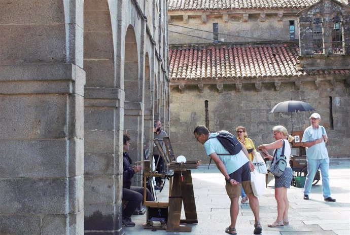 Archivo - Turistas en Santiago de Compostela.