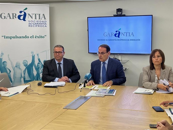 Javier González de Lara, Antonio Vega y Maribel Martínez presentan el III Informe Financiación de pymes y autónomos en Andalucía.