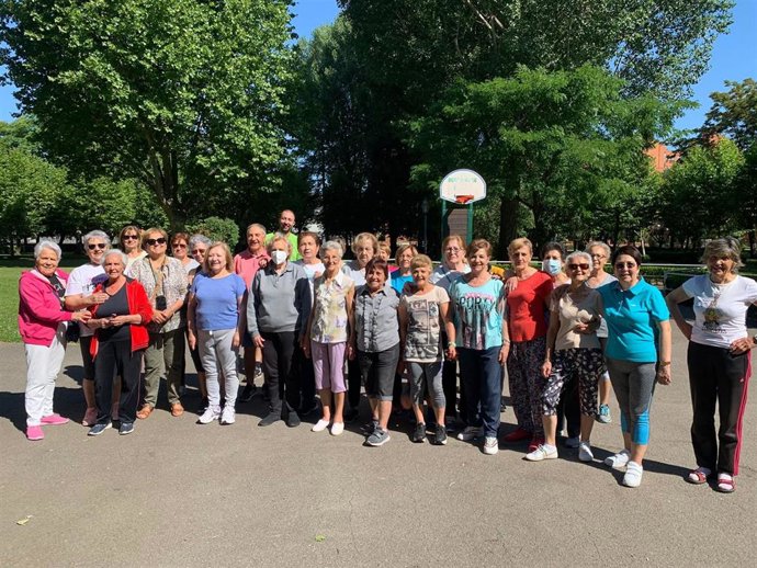 La concejal de Mayores, Lourdes González, visita una de las actividades propuestas para los mayores de la ciudad.