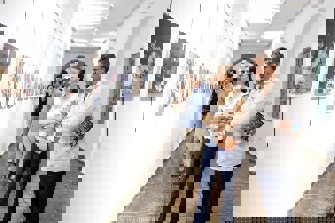 Hernández visita la exposición sobre el pueblo saharaui