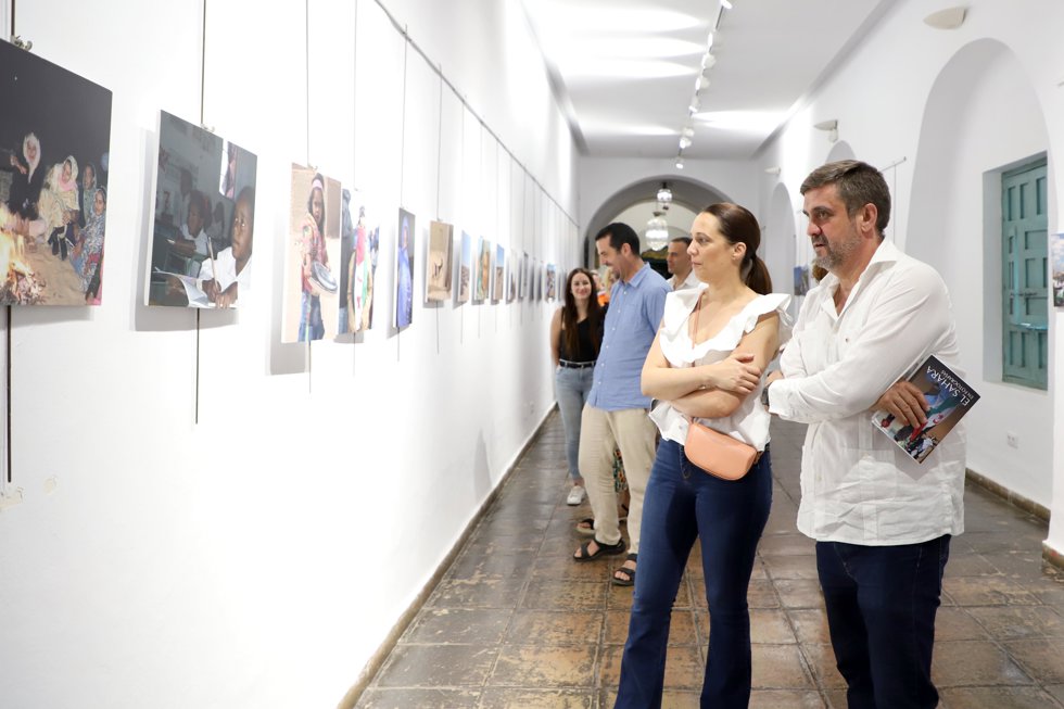 Hernández visita la exposición sobre el pueblo saharaui