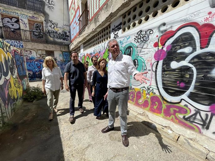 El candidato del Partido Popular (PP) a la Alcaldía de Sevilla, José Luis Sanz, muestra los grafitis en la calle Vascongadas.