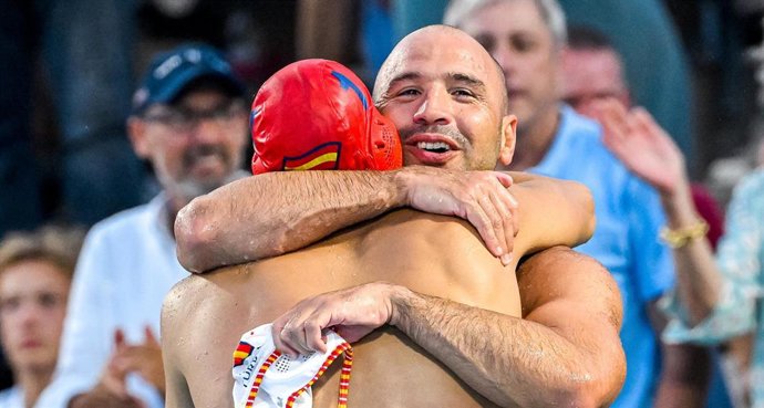 Abrazo de Felipe Perrone y Unai Aguirre en el Mundial