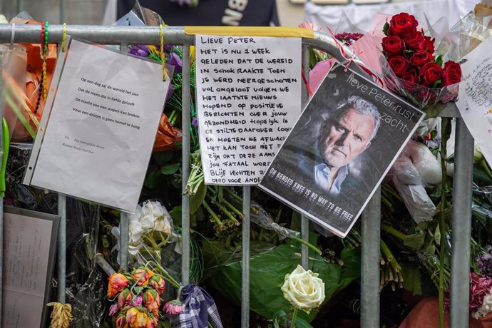 Archivo - Altar improvisado en una de las calles de Ámterdam en homenaje al periodista de investigación Peter R. De Vries, asesinado en julio.