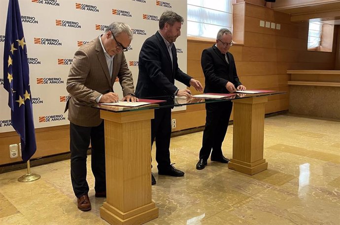 El consejero de Vertebración del Territorio, Movilidad y Vivienda, José Luis Soro durante la firma del convenio este lunes con representantes del Colegio Oficial de Arquitectos de Aragón y con el Consejo de Colegios de Arquitectos Técnicos de Aragón.