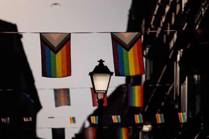 Banderas tendidas en la calle durante el primer día de las fiestas del Orgullo de Madrid, en el barrio de Chueca, a 1 de julio de 2022, en Madrid (España). 