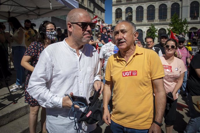 El secretario general de UGT, Pepe Álvarez (D), y el secretario general de CCOO, Unai Sordo (I)