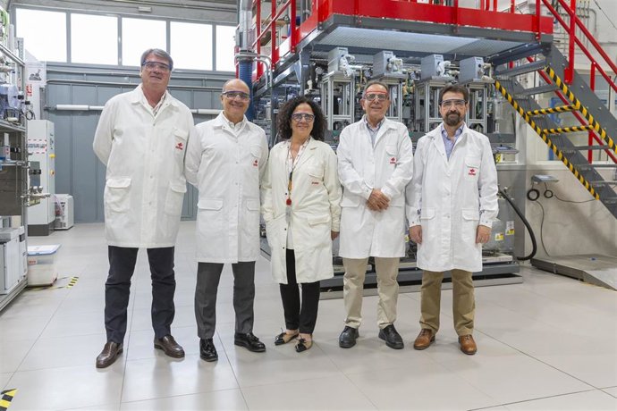 Miembros de Cepsa en el Centro de Investigación, (de izq a dcha): Rafael Larraz, director de I+D, Carlos Barrasa, director de Clean Energies, Joana Frontela, directora del Centro de Investigación, Avelino Corma, asesor científico, y José Manuel Martínez.