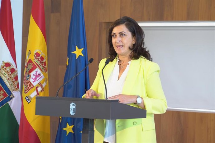 La presidenta del Gobierno de La Rioja, Concha Andreu, interviene en una rueda de prensa