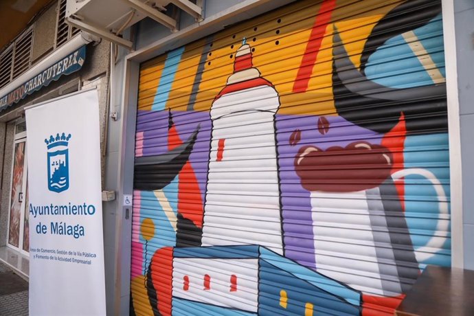Casi medio centenar de comercios de Málaga capital se suman a una campaña municipal para decorar sus persianas con grafitis