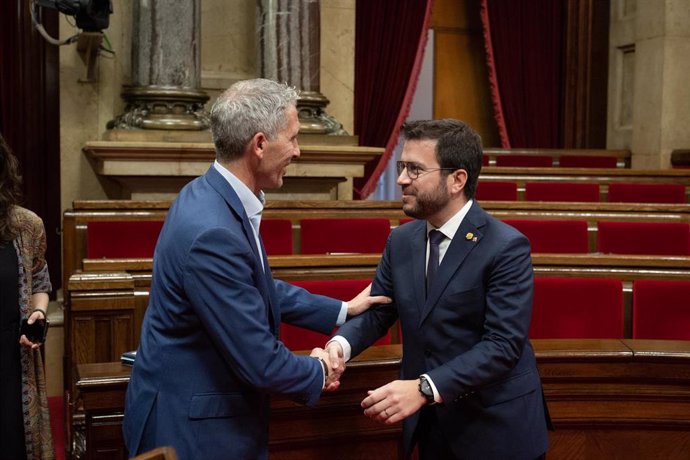 El conseller de Educación, Josep González Cambray (i) y el presidente de la Generalitat, Pere Aragons (d), se saludan después de que el Parlament haya validado el decreto ley del catalán en las aulas que rechaza porcentajes.