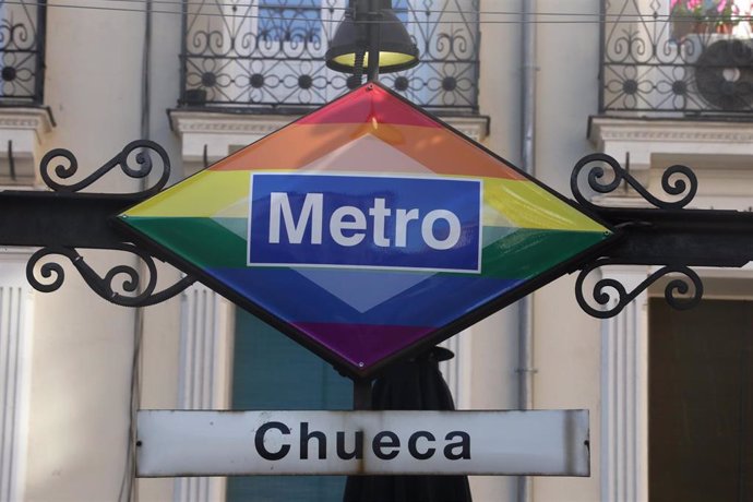 Archivo - Imagen del rombo de Metro de Madrid con los colores de la bandera LGTBI en Chueca.