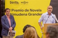Sevilla convoca el Premio Almudena Grandes para reconocer su "compromiso social" y "generosidad" con la ciudad
